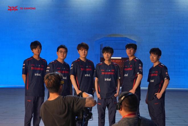 篮板和身体 篮板和身体