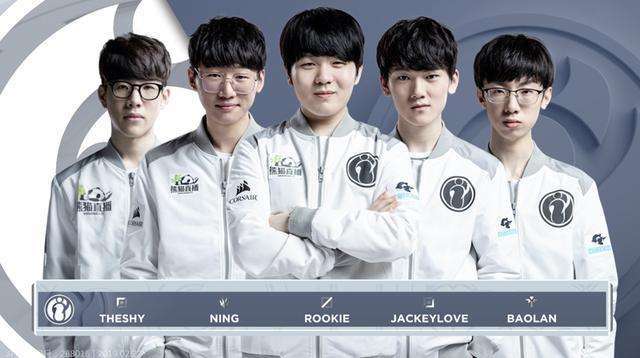 中线两侧 中线两侧